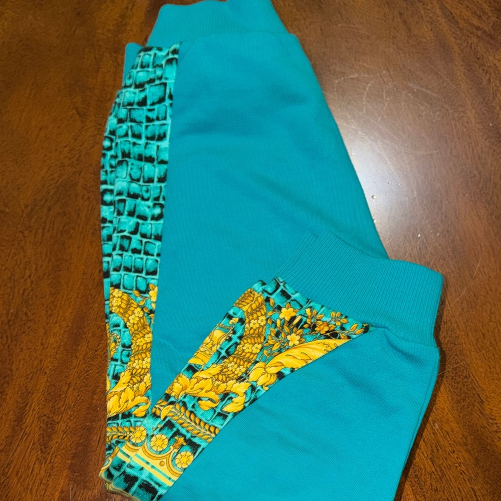 Versace - Picture 2 of 3